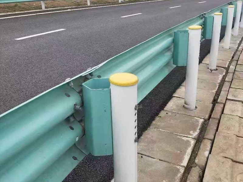 波形护栏安装效果