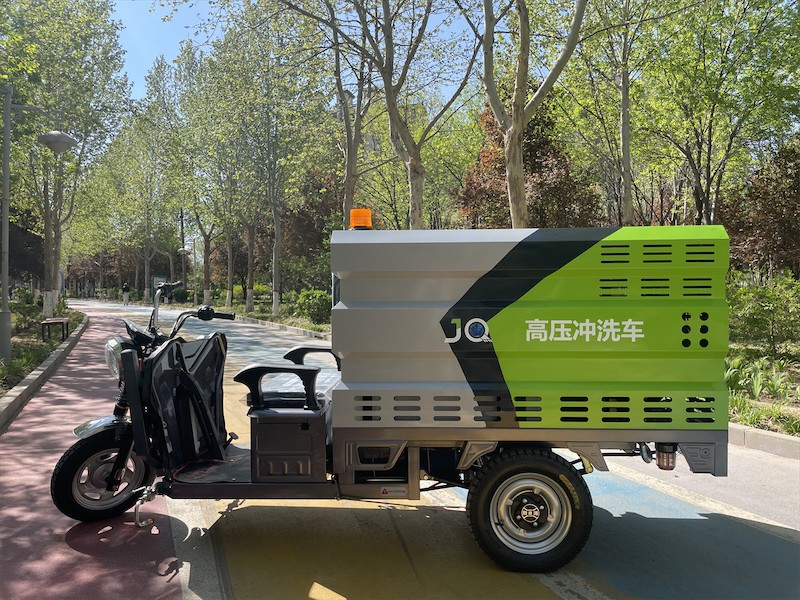 电动三轮高压清洗车工作场景