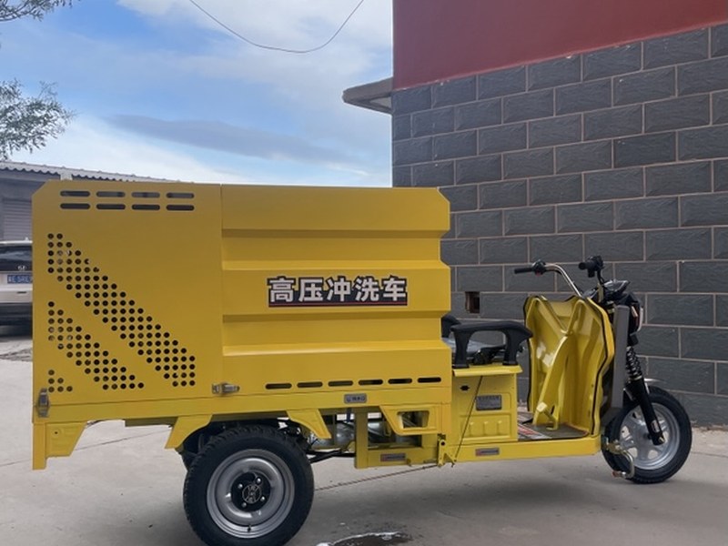 电动三轮高压清洗车工作场景