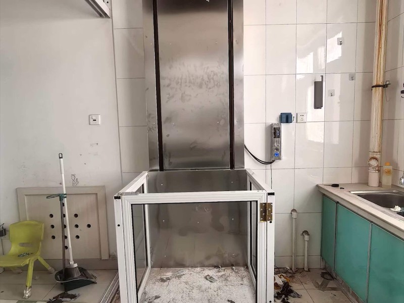 液压升降货梯工作场景