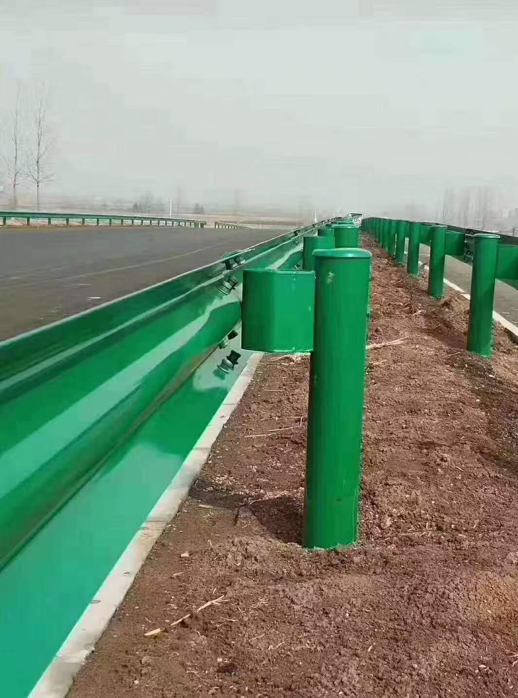 锌钢桥梁护栏与传统护栏对比