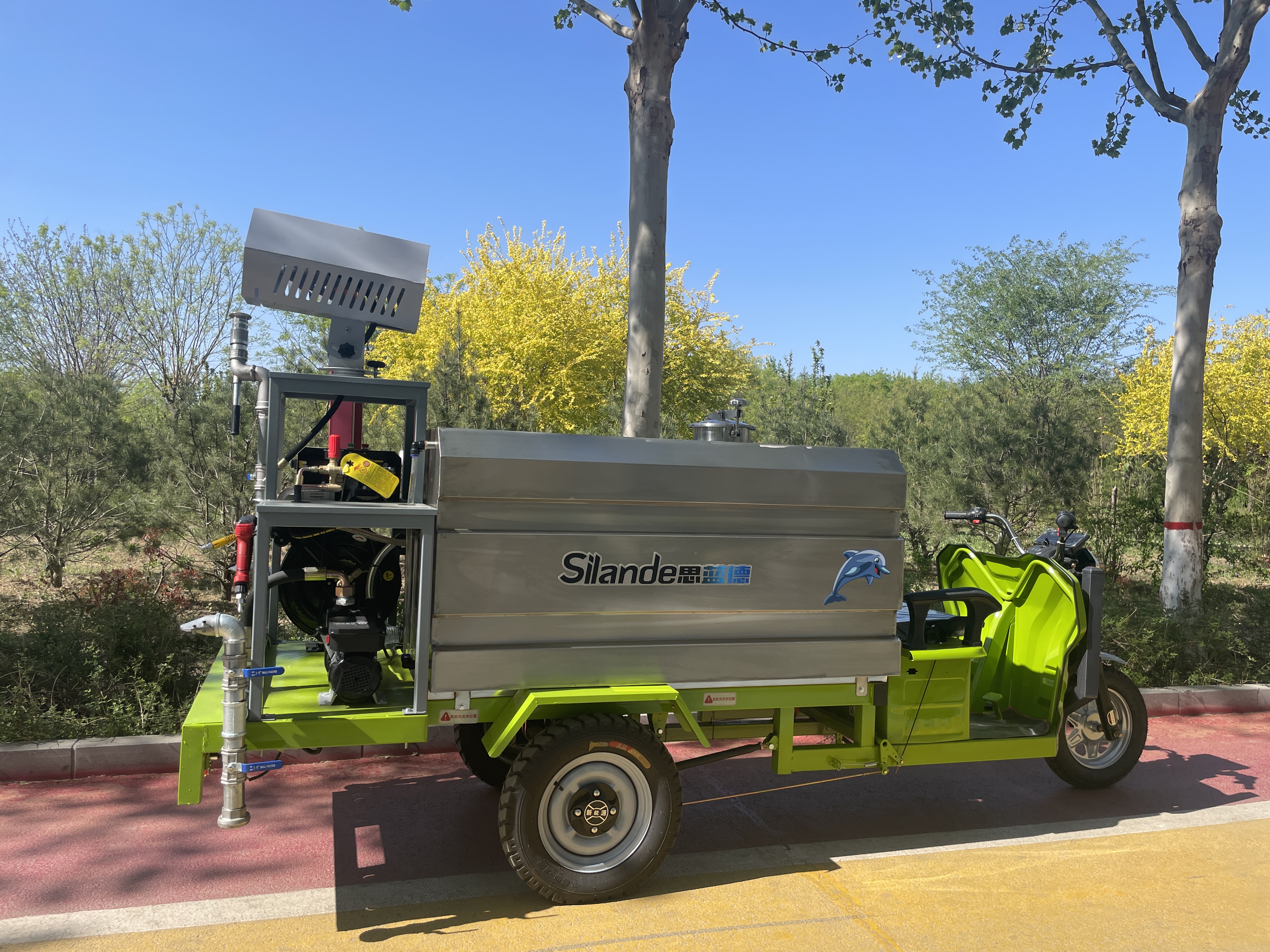 电动喷雾洒水三轮车：园林绿化养护的得力助手
