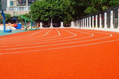 西双版纳勐海县混合型塑胶跑道与透气型的区别，哪种更耐用？