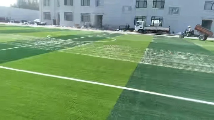 泰州市海陵区足球场草坪施工流程：从基础到铺装的全步骤