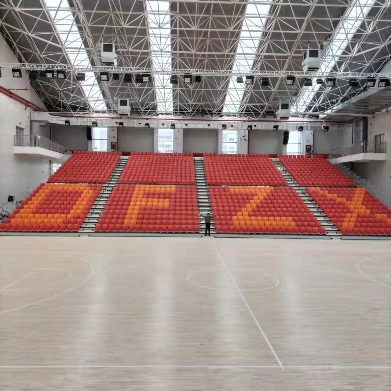 铝合金看台椅与PP材质对比：哪种更适合你的场馆