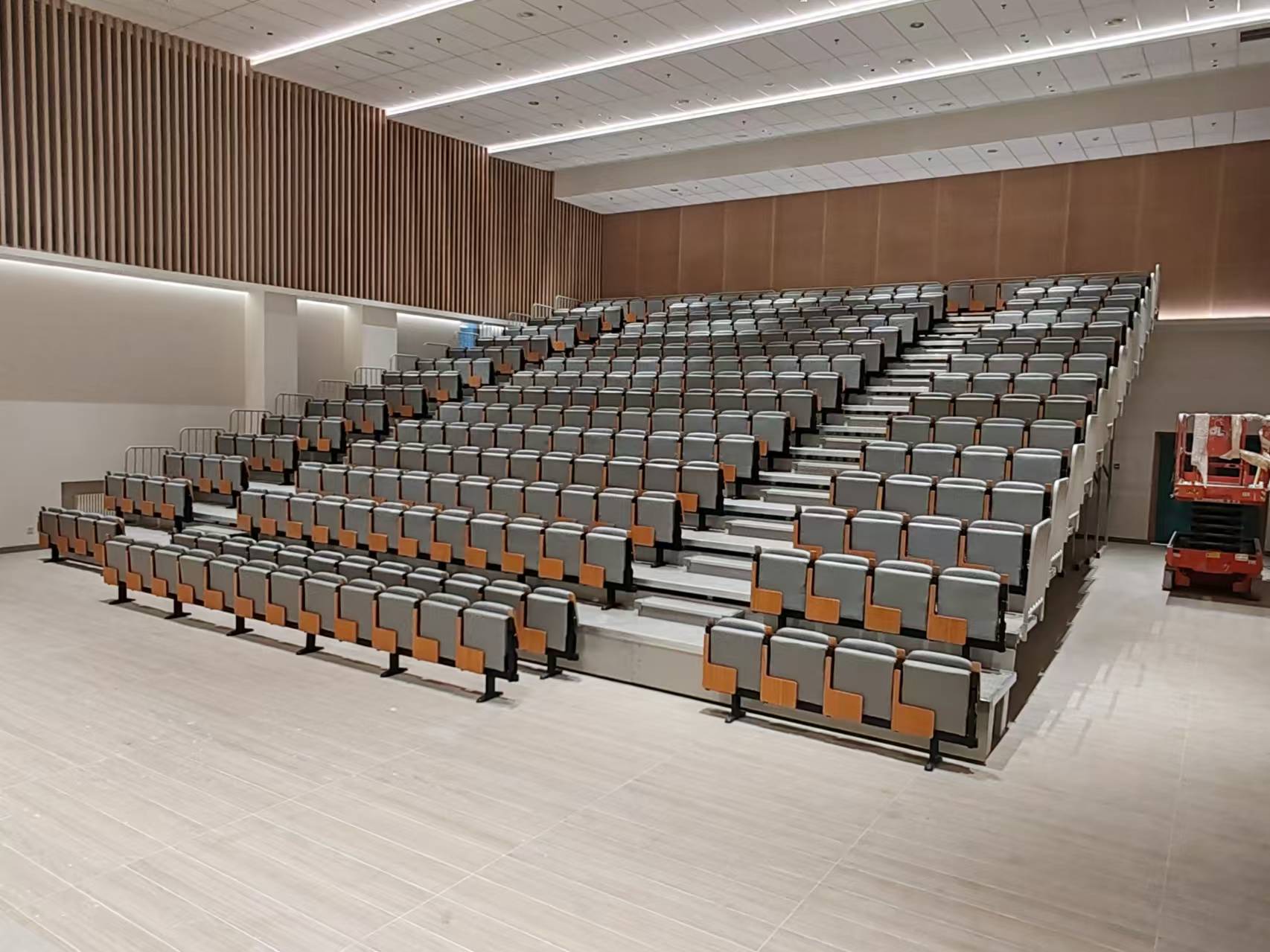 济南市历下区礼堂看台椅定制方案：满足不同活动场景的座椅需求