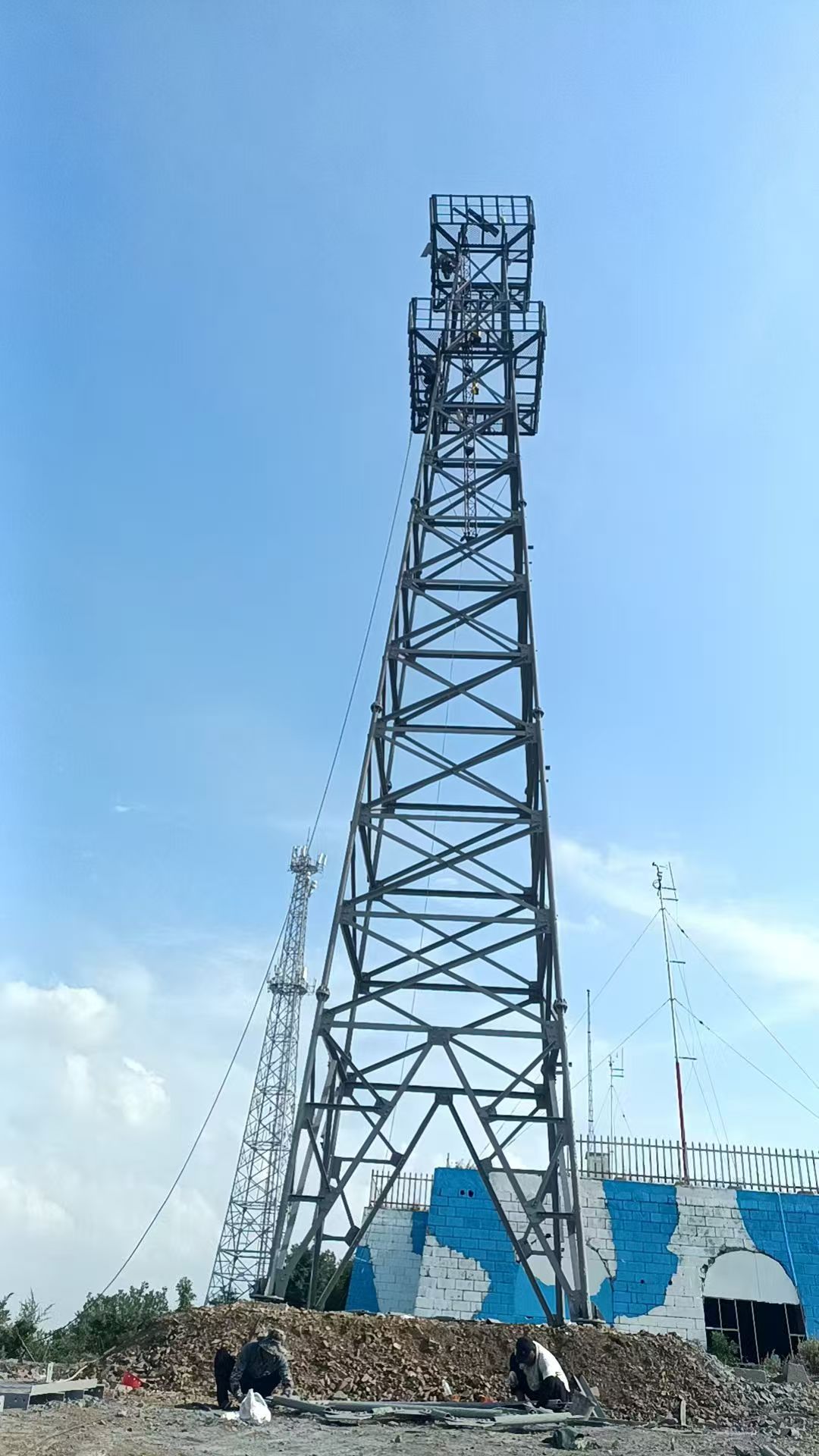 石嘴山市平罗县移动基站塔与监控塔一体化建设优势分析