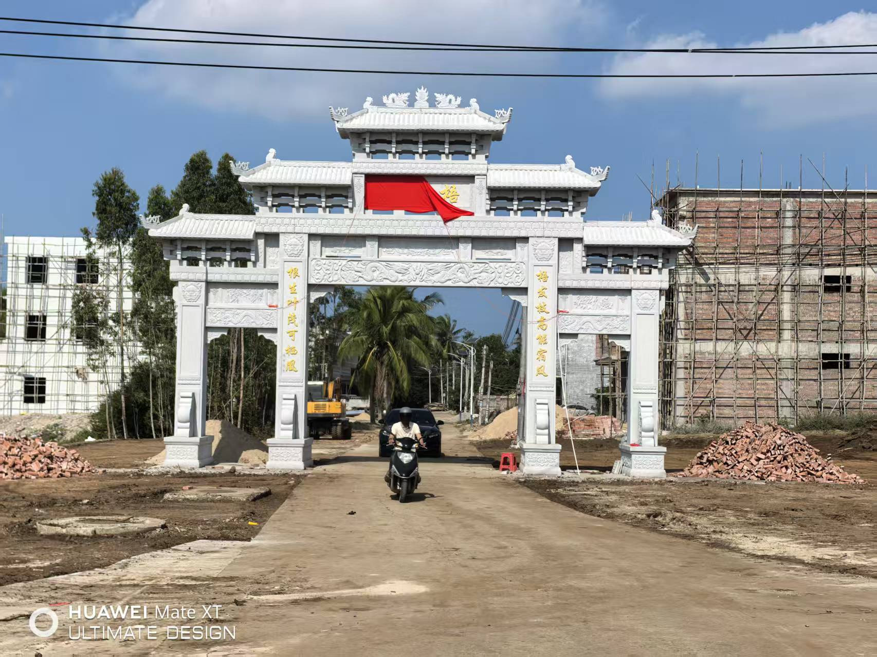 日喀则市白朗县中式石牌坊：传统建筑元素在现代场景的应用